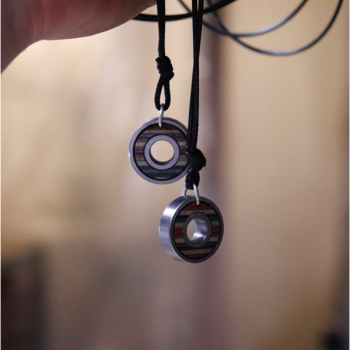 collier-pendentif-en-bois-de-skateboard-recycle-anneaux