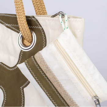 pocket-lin-et-cuir-kaki-grand-voile-de-bateau-100recyclee-727sailbags-situation