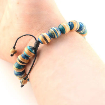 bracelet-perle-de-bois-bleu-skateboard-recycl