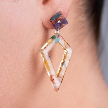 boucle-d-oreille-100-recyclee-en-resine-trixie-elegant-statement-paguro-modele-2