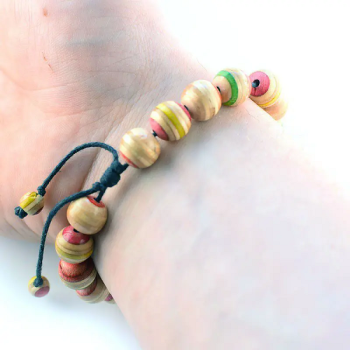 bracelet-rouge-en-bois-recycle-skateboard-