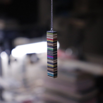collier-pendentif-barre-femme-en-bois-recycle-skateboard